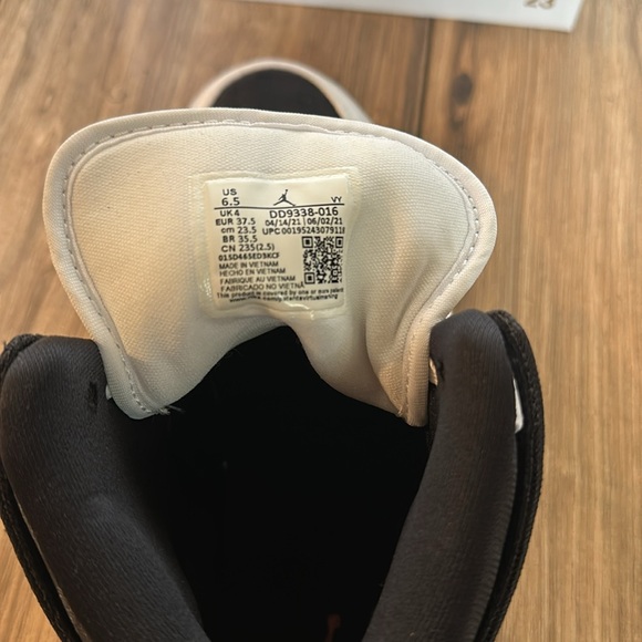 WMNS AIR JORDAN 1 MID SE - Picture 7 of 9